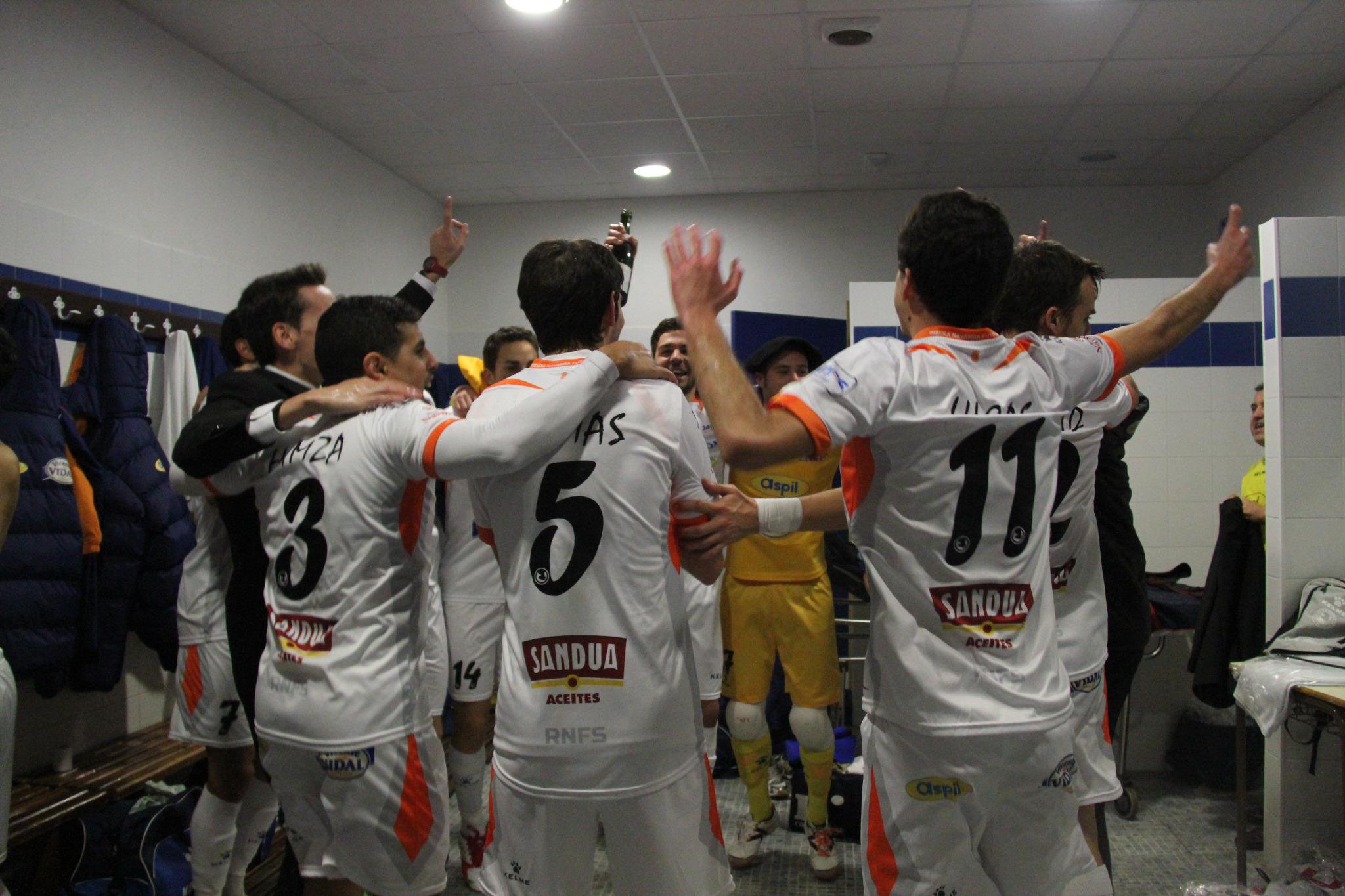 Jugadores del Ribera Navarra celebran la clasificación en el vestuario. |Foto: @RiberaNavarraFS