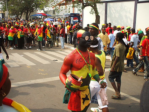 La afición ghanesa llenó de color las gradas