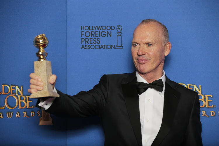 Michael Keaton con su Globo de Oro al mejor actor de comedia o musical