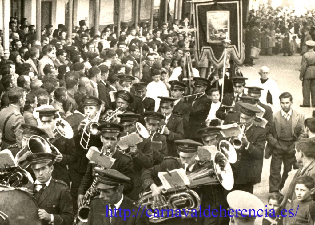 Entrada del estandarte de ánimas a la tribuna de autoridades en el Ofertorio del Carnaval de Herencia de 1954