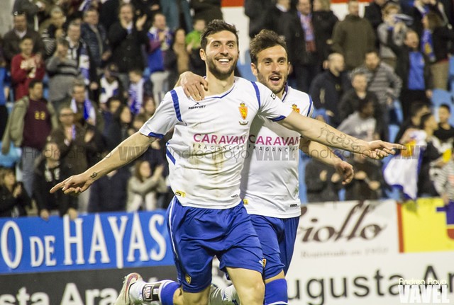 Borja Bastón celebra, junto a Eldin Hadzic, uno de sus dos goles anotados ayer.