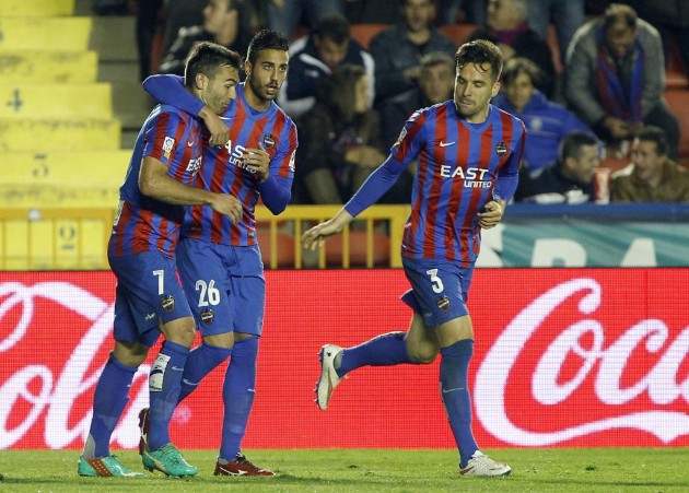 Toño y Camarasa felicitan a Barral por su gol.
