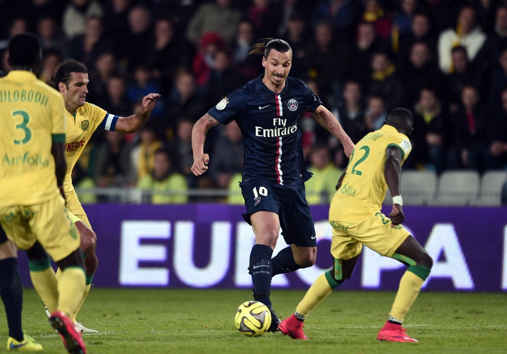 Ibrahimovic intentando driblar a los jugadores del Nantes. (AFP.com)