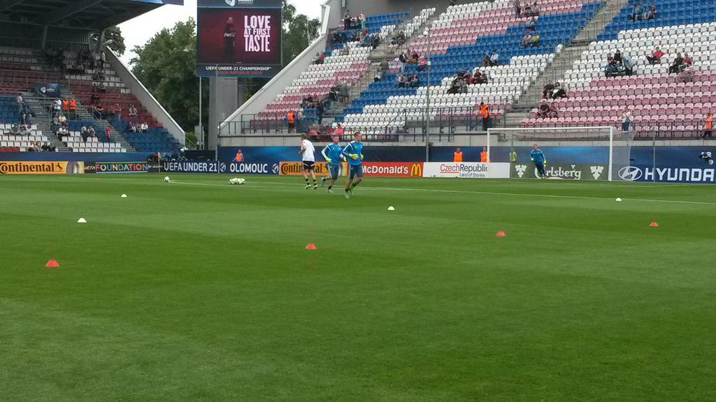 Germany's goalkeepers being put through their paces. (@DFB_Junioren)