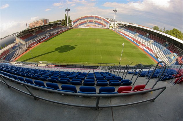 Tonight's venue, with dramatic, steep stands behind each goal. (olomouc.idnes.cz)