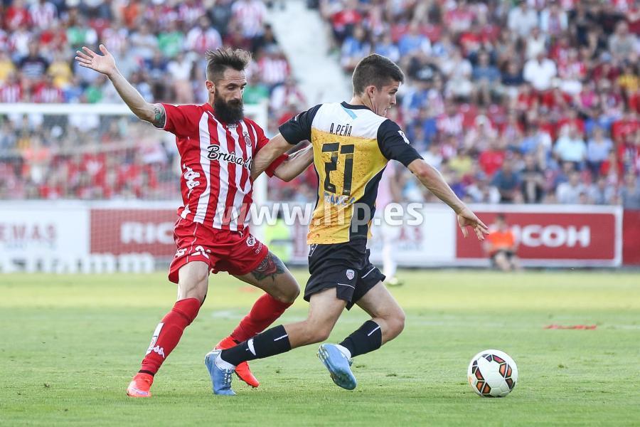 Álvaro Peña intenta marcharse de un rival en el partido frente al Girona. Imagen: www.lugo.es