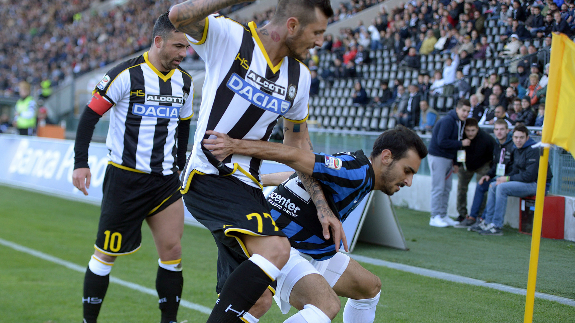Zappacosta challenges Udinese's Antonio Di Natale and Cyril Thereau.