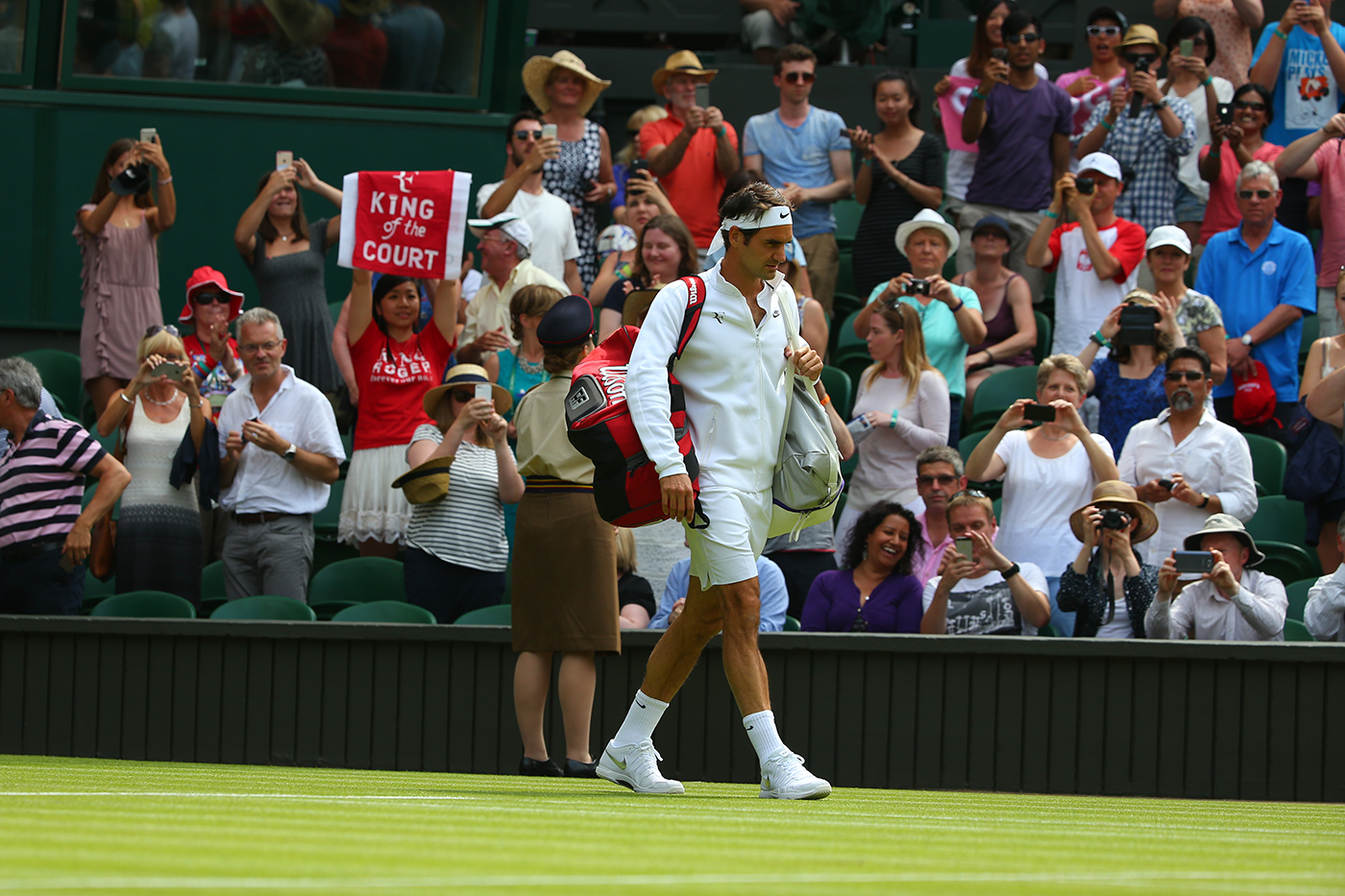 Roger Federer entra en Wimbledon durante la segunda ronda contra Sam Querrey