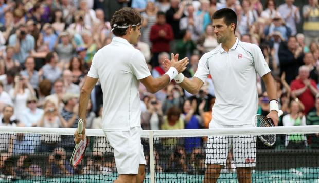Djokovic y Federer se saludan en la pasada final. (Foto: www.wimbledon.org)