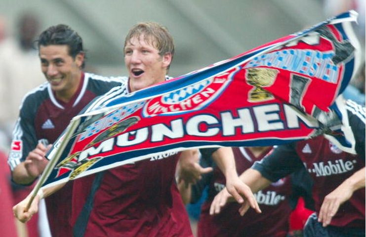 Schweinsteiger (centre) celebrating Bayern Munich's triumph in his debut season.