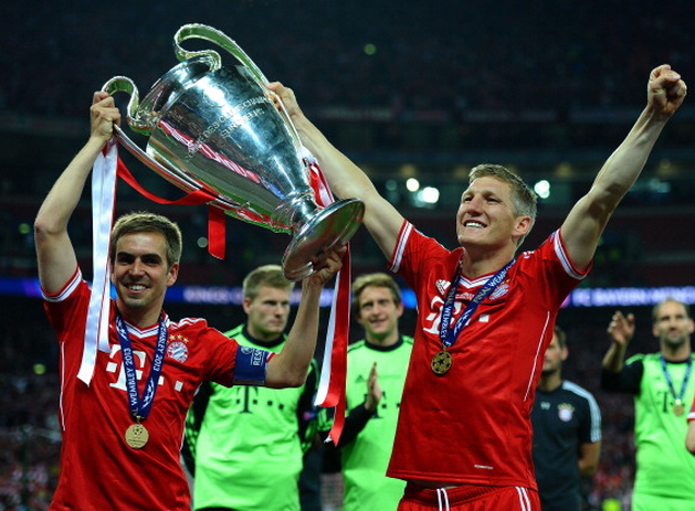 Schweinsteiger and Lahm lift the Champions League trophy.