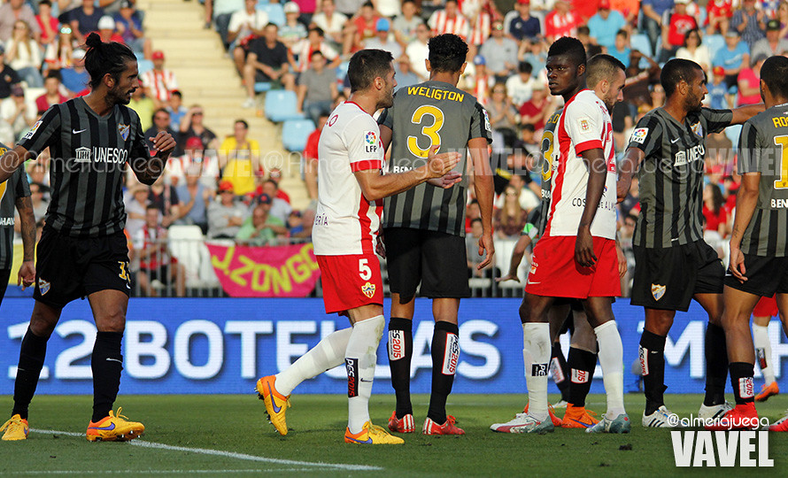 Angeleri y Weligton defienden en el partido ante el Almería