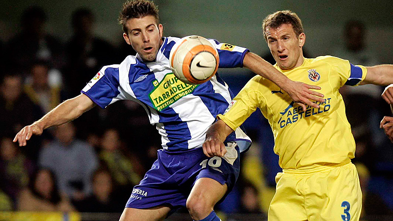 Arruabarrena y Luis García (Espanyol) peleando un balón.