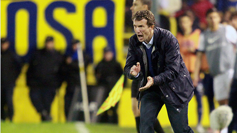 Arruabarrena dirigiendo un partido de Boca Juniors.