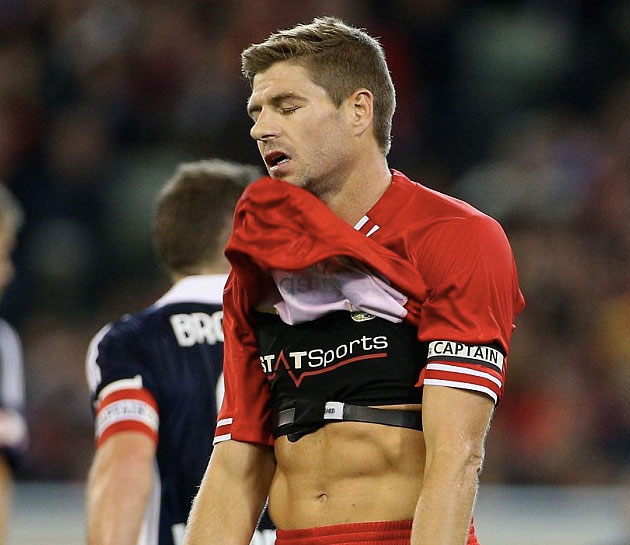 Equipos profesionales usan dispositivos para monitorear el desempeño de sus jugadores. En la foto, el jugador del Liverpool, Steven Gerrard.