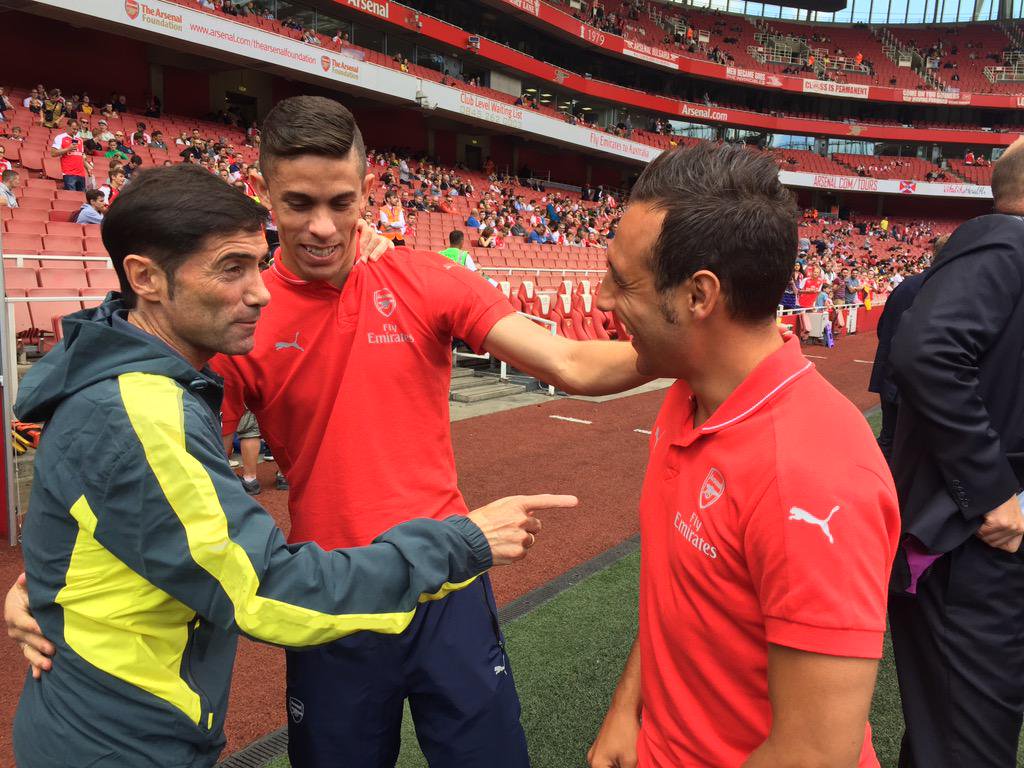 Marcelino, Cazorla y Gabriel charlan en el Emirates Stadium.