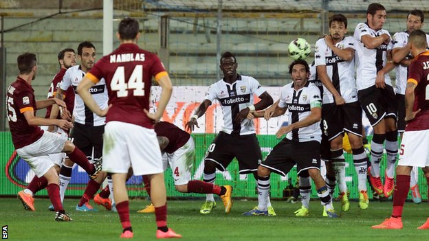 Pjanic marcando su primer gol de la temporada ante la mirada de Manolas | Foto: EPA 