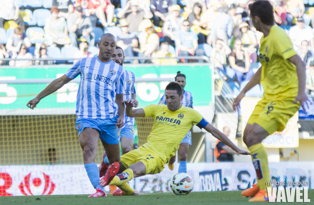Amrabat disputa un balón con un jugador del Villarreal (Foto: VAVEL.com)