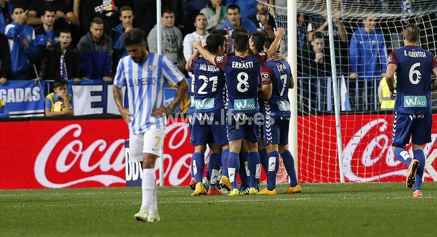 El Eibar celebra un gol tras adelantarse en La Rosaleda (Foto: LFP)