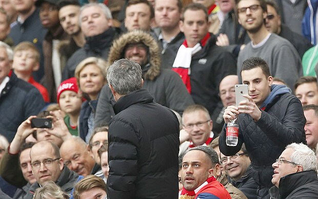 Mourinho se gira ante los gritos de los aficionados gunners. Fotografía: Telegraph