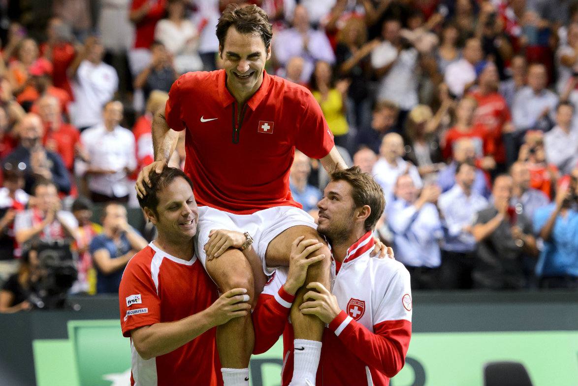 Roger Federer, alzado a hombros por su capitán y su compañero Stanislas Wawrinka (AFP).