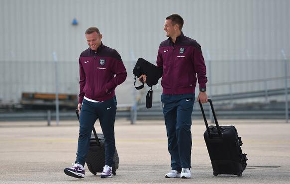 Tom Heaton with Wayne Rooney