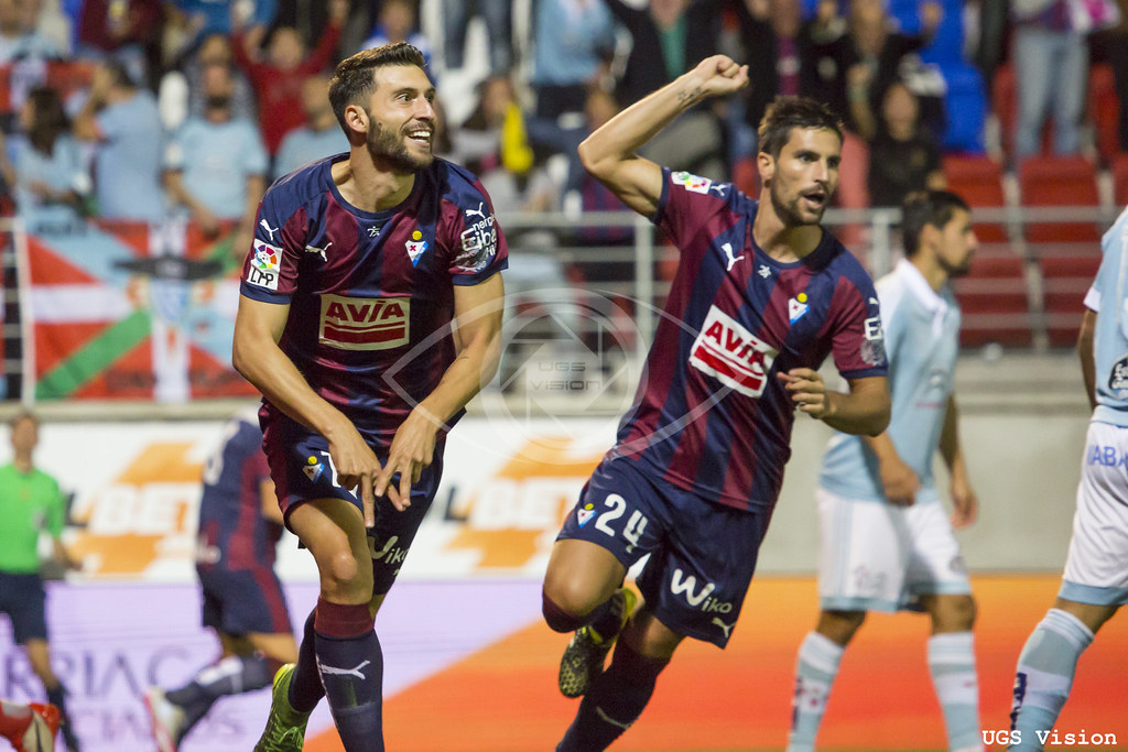Borja Bastón celebrando un gol