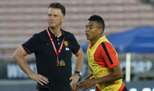 Van Gaal with Lingard in training (photo: express)