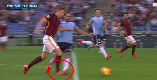 Falta de Gentiletti a Dzeko que el árbitro interpretó como penalti. Foto: Il Messagero