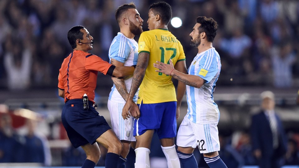 Otamendi y Luiz Gustavo en el Argentina 1-1 Brasil.