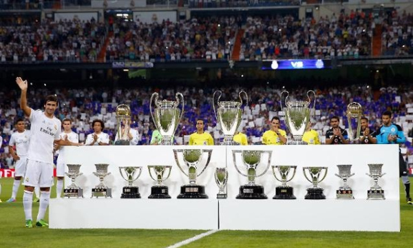 Raúl con sus trofeos en el Real Madrid