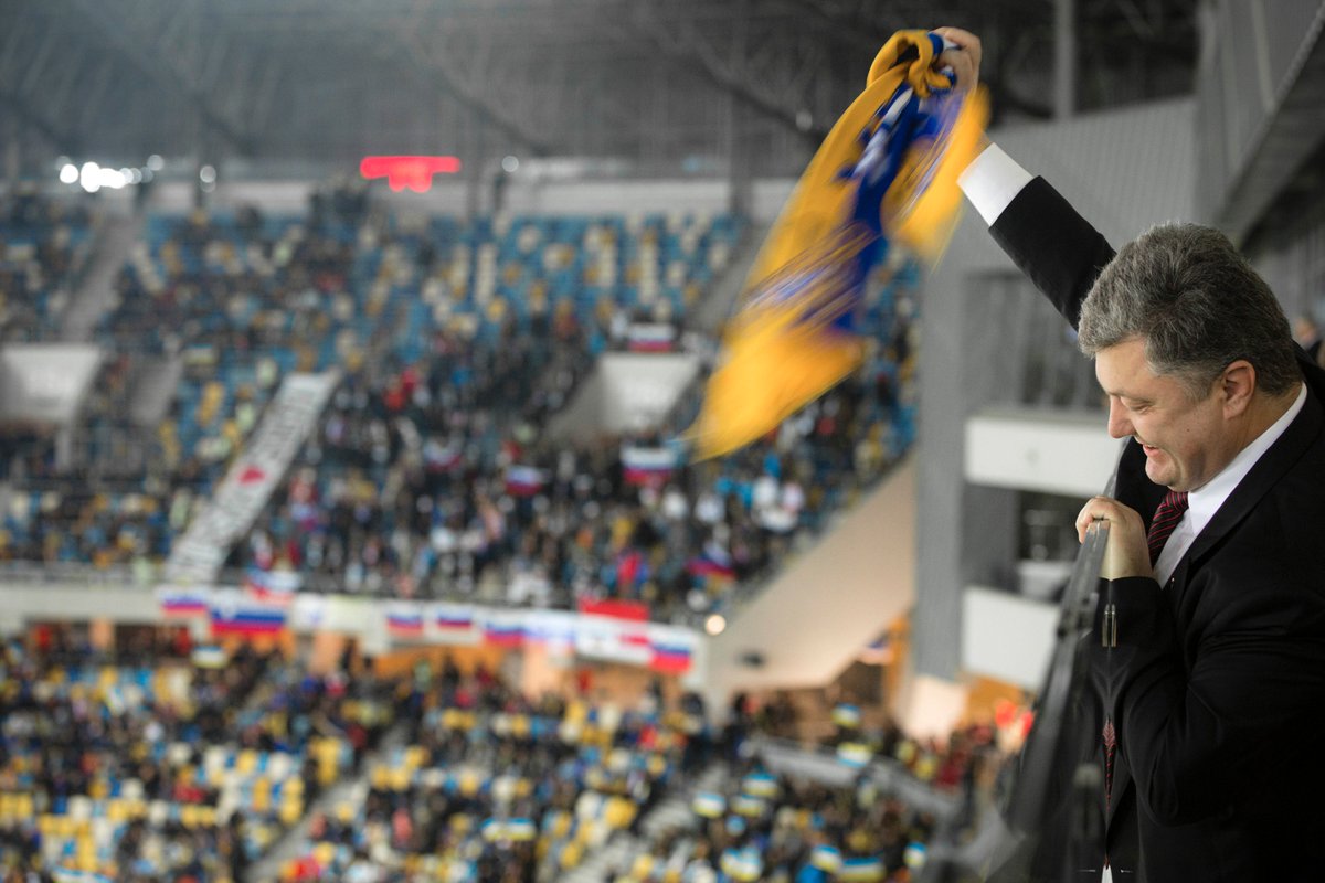 Poroshenko shares his delight with the Ukrainian fans. (Image credit: @Alexandr_Gusew)