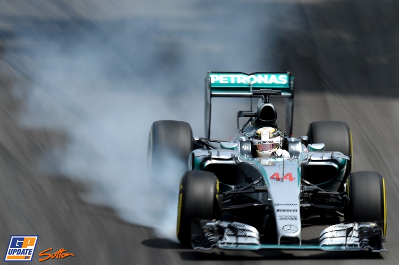 Lewis Hamilton rueda en la clasificación del GP de Brasil 2015.