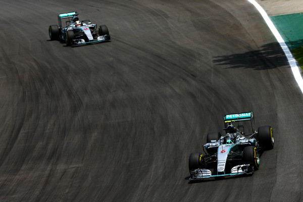 Lewis Hamilton le recorta poco a poco la distancia a su compañero de equipo, Nico Rosberg | Foto: Zimbio