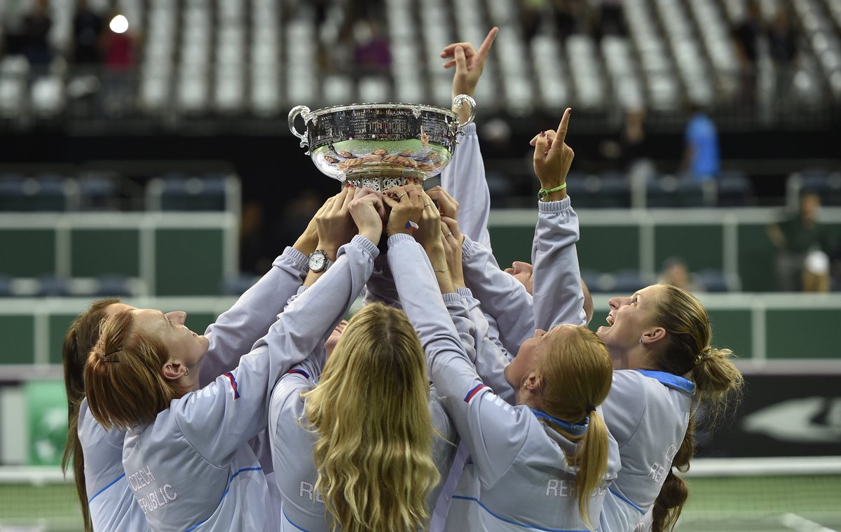 The Czech team hold the trophy aloft (Source: Fed Cup) 