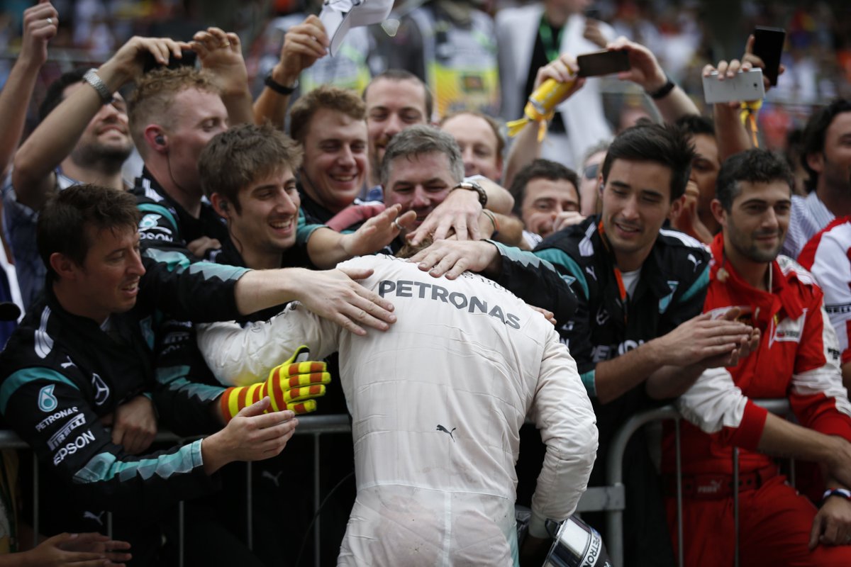 Nico Rosberg con su equipo tras la victoria
