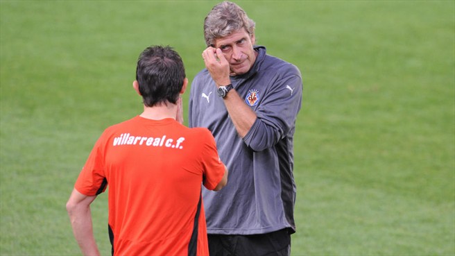 Manuel Pellegrini dirigiendo un entrenamiento del Villarreal