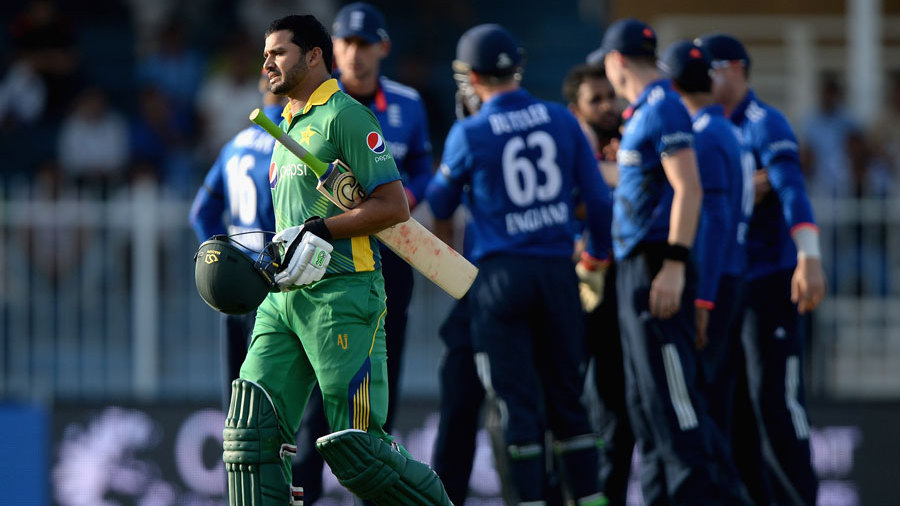 Anzar Ali walks off after being run out, one of three in the Pakistan Innings (photo: yahoo)