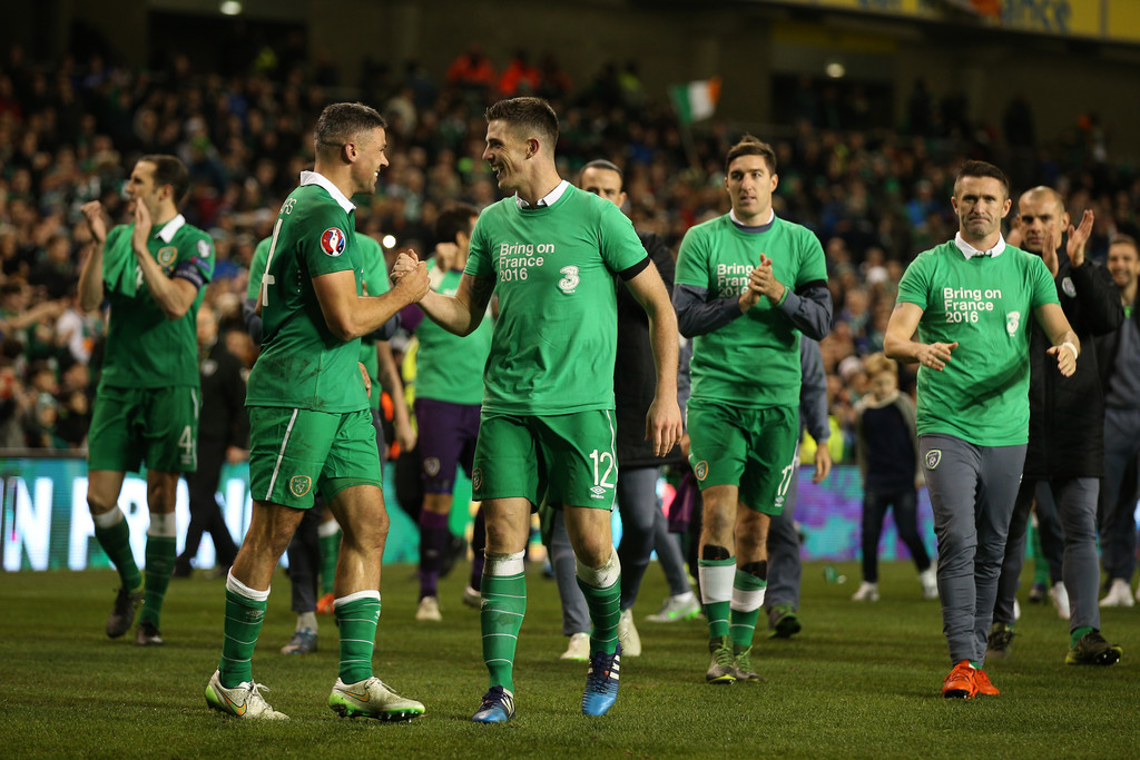 Clark celebrates qualification with goalscorer Walters (photo: zimbio)