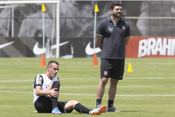 Renato Augusto ao lado do fisioterapeuta Bruno Mazziotti (Foto: Daniel Augusto Jr/Ag. Corinthians)