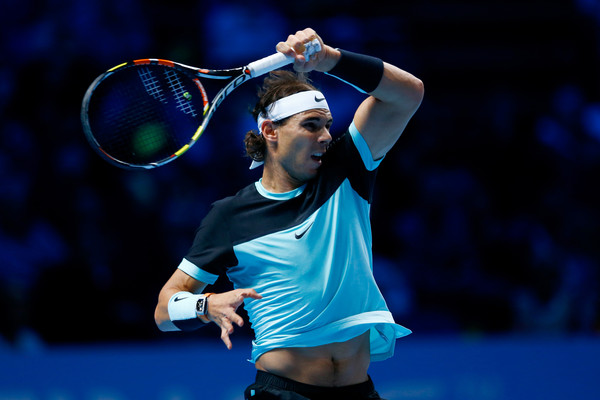 Rafa Nadal golpea de derecha ante Novak Djokovic