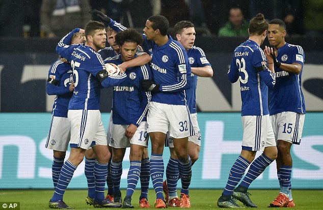Schalke celebrate their equaliser (photo: ap)