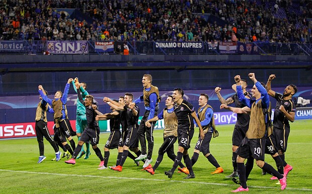 Los jugadores del Dinamo de Zagreb celebran la victoria ante el Arsenal