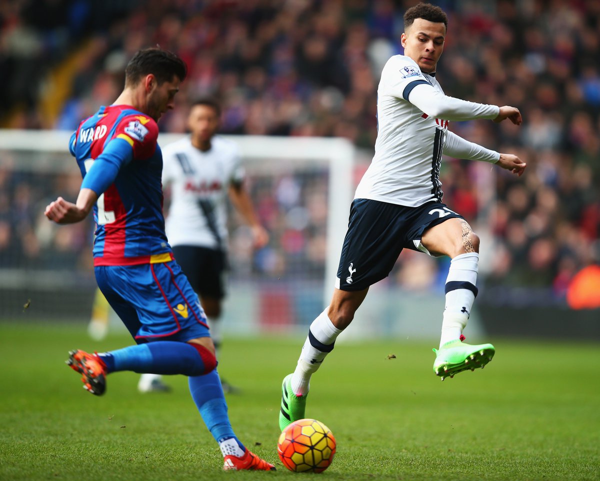 Delle Alli pugna por la bola. Vía: Tottenham Hotspur