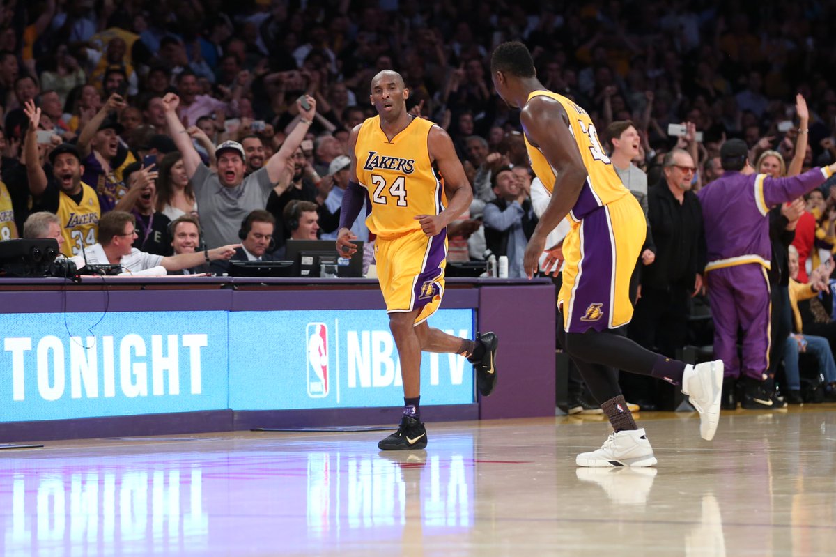Kobe celebrando con Randle una de sus canastas importantes. Vía: Los Angeles Lakers