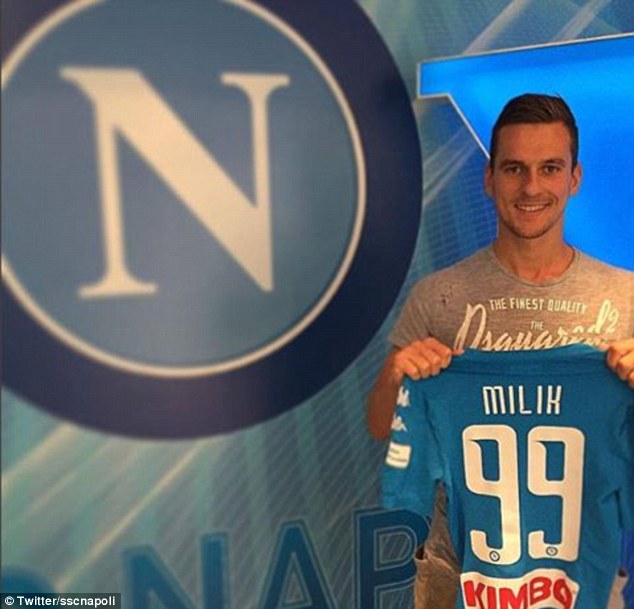 Milik poses with his new jersey | Photo: sscnapoli