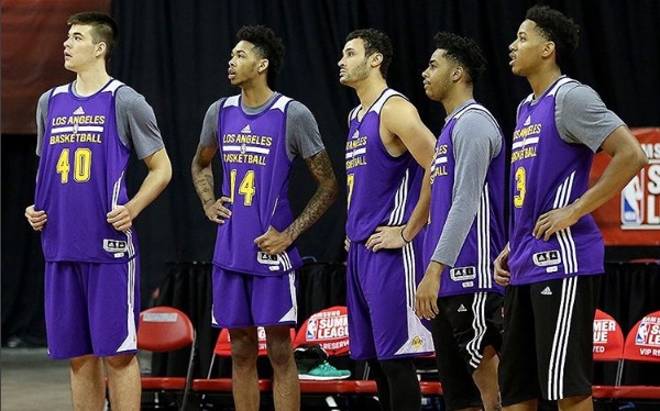 Los jóvenes Lakers en un entrenamiento Vía: nbalakers