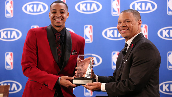 McCollum recibiendo el premio al jugador más mejorado. Vïa: NBA.com