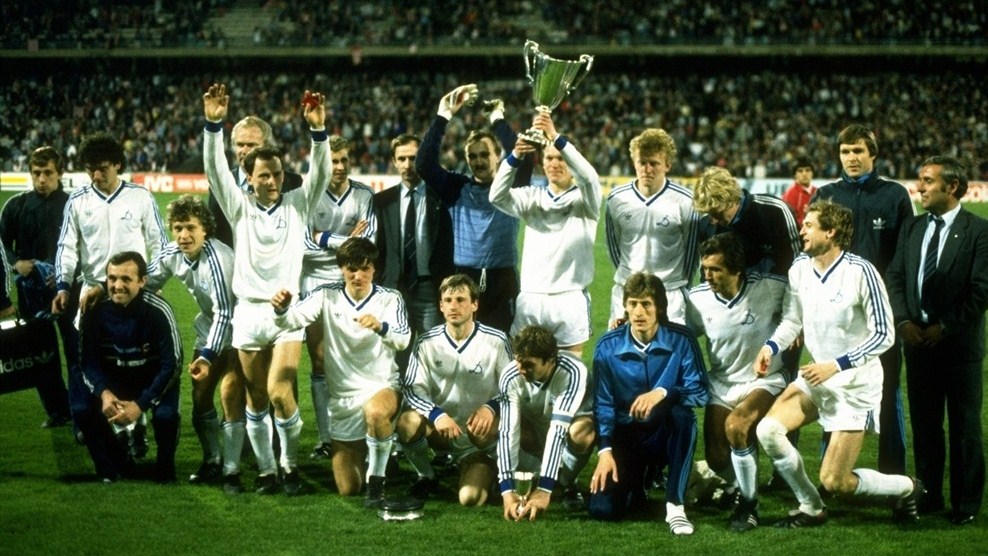 Elenco e comissão técnica do Dínamo celebrando a conquista da Recopa de 1986 (Foto: Uefa)