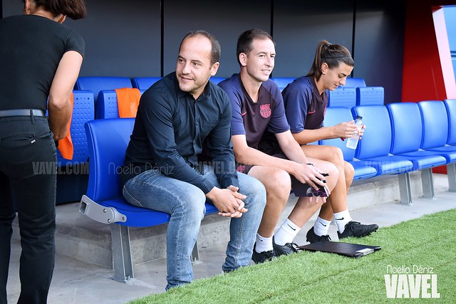 Lluís Cortés sentado en el banquillo del Estadi Johan Cruyff al inicio del partido | Foto de Noelia Déniz, VAVEL